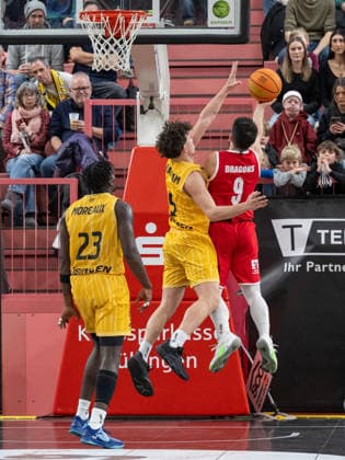 v li Melkisedek Moreaux Tigers Tuebingen 23 , Kaya Bayram Tigers Tuebingen 05 , Buzz Anthony Artland Dragons, 09 GER, Tigers Tuebingen vs Artland Dragons Quakenbrueck, Basketball, Men, Barmer 2 Basketball Bundesliga, ProA, 14 Matchday, Season 2025 2026, 23 12 2025, GER, Tigers Tuebingen vs Artland Dragons Quakenbrueck, Basketball, Men, Barmer 2 Basketball Bundesliga, ProA, 14 Matchday, Season 2025 2026, 23 12 2025 Tuebingen Copyright: xEibner-Pressefoto WolfgangxFrankx EP_WFK