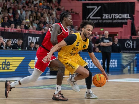 v li Amir Hinton Artland Dragons, 03 , Miles Tention Tigers Tuebingen 03 , GER, Tigers Tuebingen vs Artland Dragons Quakenbrueck, Basketball, Men, Barmer 2 Basketball Bundesliga, ProA, Matchday 14, Season 2025 2026, 23 12 2025, GER, Tigers Tuebingen vs Artland Dragons Quakenbrueck, Basketball, Men, Barmer 2 Basketball Bundesliga, ProA, Matchday 14, Season 2025 2026, 23 12 2025 Tuebingen Copyright: xEibner-Pressefoto WolfgangxFrankx EP_WFK