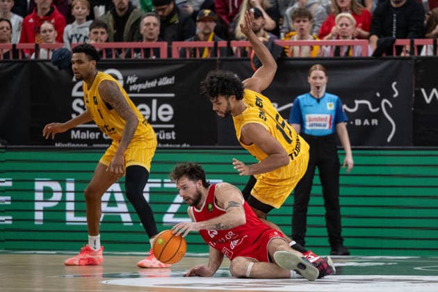 v li Ben Burnham Artland Dragons, 25 on the floor, Patrick Emilien Tigers Tuebingen 15 GER, Tigers Tuebingen vs Artland Dragons Quakenbrueck, Basketball, Men, Barmer 2 Basketball Bundesliga, ProA, 14 Matchday, Season 2025 2026, 23 12 2025, GER, Tigers Tuebingen vs Artland Dragons Quakenbrueck, Basketball, Men, Barmer 2 Basketball Bundesliga, ProA, 14 Matchday, Season 2025 2026, 23 12 2025 Tuebingen Copyright: xEibner-Pressefoto WolfgangxFrankx EP_WFK