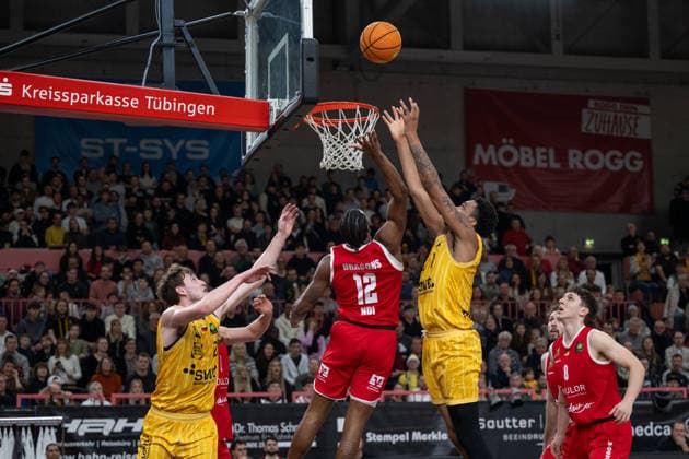 v li Conner Nelson Tigers Tuebingen 21 , Elijah Ndi Artland Dragons, 12 , Bernard Pelote III Tigers Tuebingen 01 , Dominik Dolic Artland Dragons, 08 GER, Tigers Tuebingen vs Artland Dragons Quakenbrueck, Basketball, Men, Barmer 2 Basketball Bundesliga, ProA, 14 Matchday, Season 2025 2026, 23 12 2025, GER, Tigers Tuebingen vs Artland Dragons Quakenbrueck, Basketball, Men, Barmer 2 Basketball Bundesliga, ProA, 14 Matchday, Season 2025 2026, 23 12 2025 Tuebingen Copyright: xEibner-Pressefoto WolfgangxFrankx EP_WFK