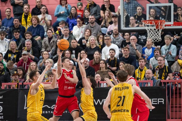 v li Felix Edwarsson Tigers Tuebingen 08 , Nate Petrone Artland Dragons, 01 , Kaya Bayram Tigers Tuebingen 05 GER, Tigers Tuebingen vs Artland Dragons Quakenbrueck, Basketball, Men, Barmer 2 Basketball Bundesliga, ProA, Matchday 14, Season 2025 2026, 23 12 2025, GER, Tigers Tuebingen vs Artland Dragons Quakenbrueck, Basketball, Men, Barmer 2 Basketball Bundesliga, ProA, Matchday 14, Season 2025 2026, 23 12 2025 Tuebingen Copyright: xEibner-Pressefoto WolfgangxFrankx EP_WFK