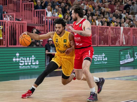 v li Patrick Emilien Tigers Tuebingen 15 , Ben Burnham Artland Dragons, 25 GER, Tigers Tuebingen vs Artland Dragons Quakenbrueck, Basketball, Men, Barmer 2 Basketball Bundesliga, ProA, Matchday 14, Season 2025 2026, 23 12 2025, GER, Tigers Tuebingen vs Artland Dragons Quakenbrueck, Basketball, Men, Barmer 2 Basketball Bundesliga, ProA, Matchday 14, Season 2025 2026, 23 12 2025 Tuebingen Copyright: xEibner-Pressefoto WolfgangxFrankx EP_WFK