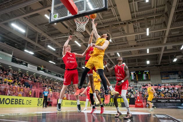 v li Fynn Lastring Artland Dragons, 16 , Lukas Milner Tigers Tuebingen 17 , Amir Hinton Artland Dragons, 03 GER, Tigers Tuebingen vs Artland Dragons Quakenbrueck, Basketball, Men, Barmer 2 Basketball Bundesliga, ProA, Matchday 14, Season 2025 2026, 23 12 2025, GER, Tigers Tuebingen vs Artland Dragons Quakenbrueck, Basketball, Men, Barmer 2 Basketball Bundesliga, ProA, Matchday 14, Season 2025 2026, 23 12 2025 Tuebingen Copyright: xEibner-Pressefoto WolfgangxFrankx EP_WFK