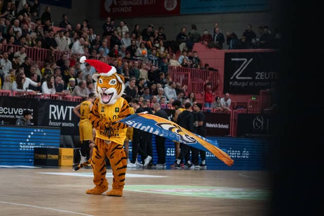 Mascot Tigers with Christmas cap GER, Tigers Tuebingen vs Artland Dragons Quakenbrueck, Basketball, Men, Barmer 2 Basketball Bundesliga, ProA, Matchday 14, Season 2025 2026, 23 12 2025, GER, Tigers Tuebingen vs Artland Dragons Quakenbrueck, Basketball, Men, Barmer 2 Basketball Bundesliga, ProA, Matchday 14, Season 2025 2026, 23 12 2025 Tuebingen Copyright: xEibner-Pressefoto WolfgangxFrankx EP_WFK