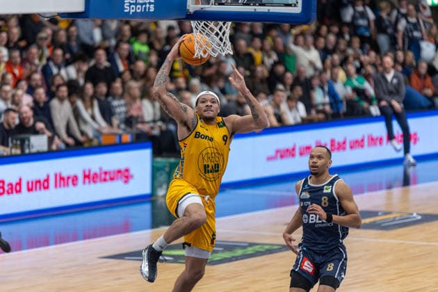 Tylan James Pope Bozic Estriche Knights Kirchheim, 09 Jemarl Lemuel Baker Jr Eisbaeren Bremerhaven, 08 GER, Bozic Estriche Knights Kirchheim vs Eisbaeren Bremerhaven, BARMER 2 Basketball Bundesliga, 14 Matchday, Season 2025 2026, 23 12 2025 GER, Bozic Estriche Knights Kirchheim vs Eisbaeren Bremerhaven, BARMER 2 Basketball Bundesliga, 14 Matchday, Season 2025 2026, 23 12 2025 Goeppingen Copyright: xEibner-Pressefoto NinaxSanderx EP_NSR