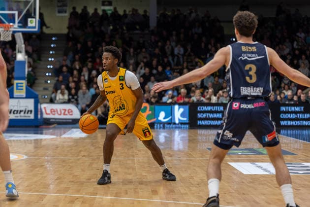 Charles Tyorne Harris Jr Bozic Estriche Knights Kirchheim, 03 Jacob David Biss Eisbaeren Bremerhaven, 03 GER, Bozic Estriche Knights Kirchheim vs Eisbaeren Bremerhaven, BARMER 2 Basketball Bundesliga, 14 Matchday, Season 2025 2026, 23 12 2025 GER, Bozic Estriche Knights Kirchheim vs Eisbaeren Bremerhaven, BARMER 2 Basketball Bundesliga, 14 Matchday, Season 2025 2026, 23 12 2025 Goeppingen Copyright: xEibner-Pressefoto NinaxSanderx EP_NSR