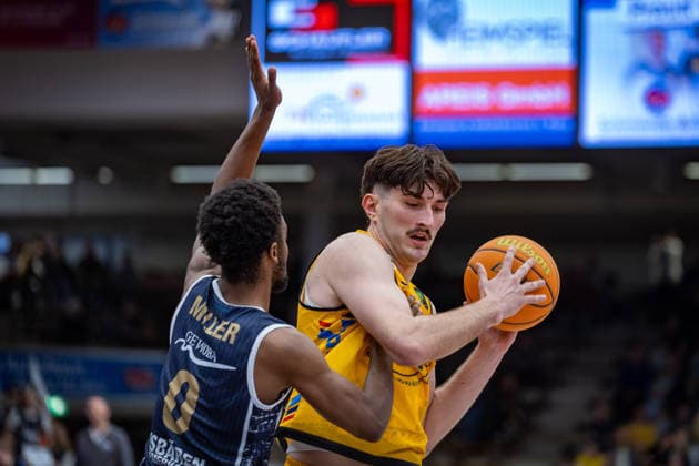 Elijah Jahi Miller Eisbaeren Bremerhaven, 00 Nicholas Gerard Spinoso Bozic Estriche Knights Kirchheim, 13 GER, Bozic Estriche Knights Kirchheim vs Eisbaeren Bremerhaven, BARMER 2 Basketball Bundesliga, 14 Matchday, Season 2025 2026, 23 12 2025 GER, Bozic Estriche Knights Kirchheim vs Eisbaeren Bremerhaven, BARMER 2 Basketball Bundesliga, 14 Matchday, Season 2025 2026, 23 12 2025 Goeppingen Copyright: xEibner-Pressefoto NinaxSanderx EP_NSR