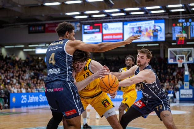 Jordan Samare Eisbaeren Bremerhaven, 04 Nicholas Gerard Spinoso Bozic Estriche Knights Kirchheim, 13 Evan Walshe Eisbaeren Bremerhaven, 77 GER, Bozic Estriche Knights Kirchheim vs Eisbaeren Bremerhaven, BARMER 2 Basketball Bundesliga, 14 Matchday, Season 2025 2026, 23 12 2025 GER, Bozic Estriche Knights Kirchheim vs Eisbaeren Bremerhaven, BARMER 2 Basketball Bundesliga, 14 Matchday, Season 2025 2026, 23 12 2025 Goeppingen Copyright: xEibner-Pressefoto NinaxSanderx EP_NSR