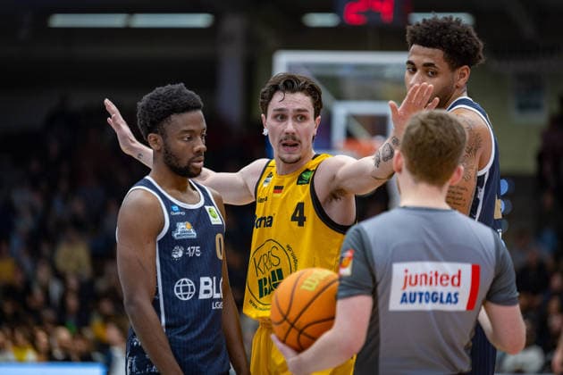 Elijah Jahi Miller Eisbaeren Bremerhaven, 00 Gian Bahattin Aydinoglu Bozic Estriche Knights Kirchheim, 04 Jordan Samare Eisbaeren Bremerhaven, 04 GER, Bozic Estriche Knights Kirchheim vs Eisbaeren Bremerhaven, BARMER 2 Basketball Bundesliga, 14 Matchday, Season 2025 2026, 23 12 2025 GER, Bozic Estriche Knights Kirchheim vs Eisbaeren Bremerhaven, BARMER 2 Basketball Bundesliga, 14 Matchday, Season 2025 2026, 23 12 2025 Goeppingen Copyright: xEibner-Pressefoto NinaxSanderx EP_NSR