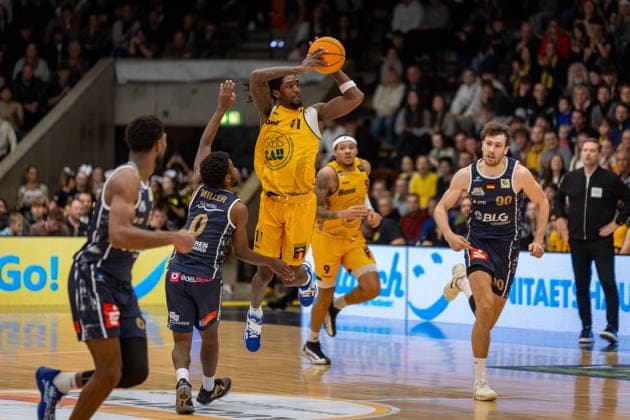 Elijah Jahi Miller Eisbaeren Bremerhaven, 00 Tyrel Maurice Morgan Bozic Estriche Knights Kirchheim, 11 Tylan James Pope Bozic Estriche Knights Kirchheim, 09 Elijah Jahi Miller Eisbaeren Bremerhaven, 00 GER, Bozic Estriche Knights Kirchheim vs Eisbaeren Bremerhaven, BARMER 2 Basketball Bundesliga, 14 Matchday, Season 2025 2026, 23 12 2025 GER, Bozic Estriche Knights Kirchheim vs Eisbaeren Bremerhaven, BARMER 2 Basketball Bundesliga, 14 Matchday, Season 2025 2026, 23 12 2025 Goeppingen Copyright: xEibner-Pressefoto NinaxSanderx EP_NSR
