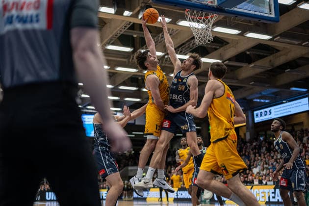 Nicholas Gerard Spinoso Bozic Estriche Knights Kirchheim, 13 Jannis von Seckendorff Eisbaeren Bremerhaven, 90 Nil Failenschmid Clavera Bozic Estriche Knights Kirchheim, 15 GER, Bozic Estriche Knights Kirchheim vs Eisbaeren Bremerhaven, BARMER 2 Basketball Bundesliga, 14 Matchday, Season 2025 2026, 23 12 2025 GER, Bozic Estriche Knights Kirchheim vs Eisbaeren Bremerhaven, BARMER 2 Basketball Bundesliga, 14 Matchday, Season 2025 2026, 23 12 2025 Goeppingen Copyright: xEibner-Pressefoto NinaxSanderx EP_NSR