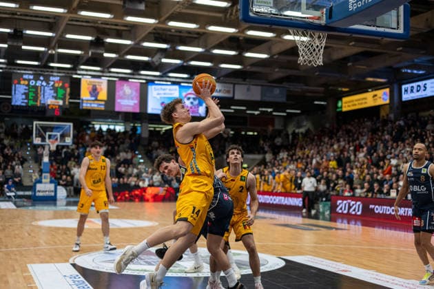 Alexander Stief Bozic Estriche Knights Kirchheim, 14 Jacob David Biss Eisbaeren Bremerhaven, 03 Neil Schwanenberg Bozic Estriche Knights Kirchheim, 02 GER, Bozic Estriche Knights Kirchheim vs Eisbaeren Bremerhaven, BARMER 2 Basketball Bundesliga, 14 Matchday, Season 2025 2026, 23 12 2025 GER, Bozic Estriche Knights Kirchheim vs Eisbaeren Bremerhaven, BARMER 2 Basketball Bundesliga, 14 Matchday, Season 2025 2026, 23 12 2025 Goeppingen Copyright: xEibner-Pressefoto NinaxSanderx EP_NSR