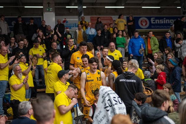 The Bozic Knights celebrate the victory with the Knights Supporters GER, Bozic Estriche Knights Kirchheim vs Eisbaeren Bremerhaven, BARMER 2 Basketball Bundesliga, Matchday 14, Season 2025 2026, 23 12 2025 GER, Bozic Estriche Knights Kirchheim vs Eisbaeren Bremerhaven, BARMER 2 Basketball Bundesliga, Matchday 14, Season 2025 2026, 23 12 2025 Goeppingen Copyright: xEibner-Pressefoto NinaxSanderx EP_NSR