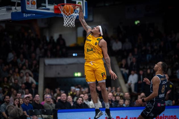 Tylan James Pope Bozic Estriche Knights Kirchheim, 09 Jemarl Lemuel Baker Jr Eisbaeren Bremerhaven, 08 GER, Bozic Estriche Knights Kirchheim vs Eisbaeren Bremerhaven, BARMER 2 Basketball Bundesliga, 14 Matchday, Season 2025 2026, 23 12 2025 GER, Bozic Estriche Knights Kirchheim vs Eisbaeren Bremerhaven, BARMER 2 Basketball Bundesliga, 14 Matchday, Season 2025 2026, 23 12 2025 Goeppingen Copyright: xEibner-Pressefoto NinaxSanderx EP_NSR