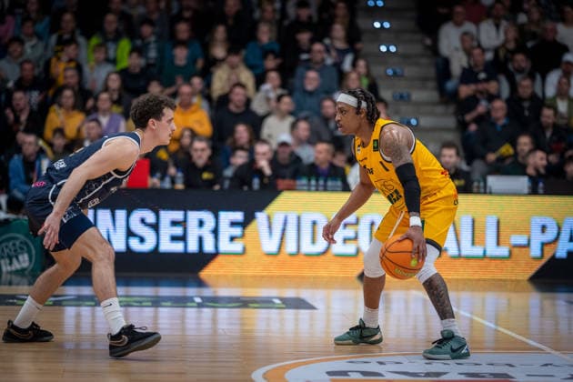 Anton Meyer Eisbaeren Bremerhaven, 09 Phillip Montreal Russell Bozic Estriche Knights Kirchheim, 01 GER, Bozic Estriche Knights Kirchheim vs Eisbaeren Bremerhaven, BARMER 2 Basketball Bundesliga, 14 Matchday, Season 2025 2026, 23 12 2025 GER, Bozic Estriche Knights Kirchheim vs Eisbaeren Bremerhaven, BARMER 2 Basketball Bundesliga, 14 Matchday, Season 2025 2026, 23 12 2025 Goeppingen Copyright: xEibner-Pressefoto NinaxSanderx EP_NSR