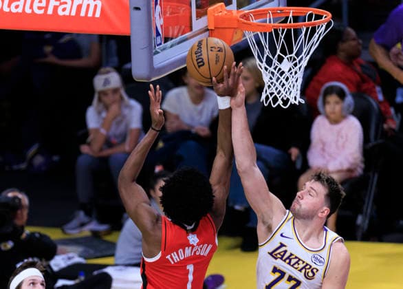 December 25, 2025, Los Angeles, California, USA: Luka Doncic 77 of the Los Angeles Lakers blocks a shot from Amen Thompson 1 of the Houston Rockets during their regular season NBA, Basketball Herren, USA game on Thursday December 25, 2025 at Crypto.com Arena in Los Angeles, California. ARIANA RUIZ PI Los Angeles USA - ZUMAp124 20251225_zaa_p124_002 Copyright: xArianaxRuizx