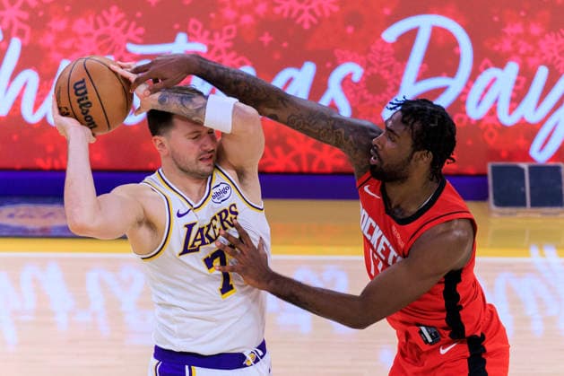 December 25, 2025, Los Angeles, California, USA: Tari Eason 17 of the Houston Rockets reaches to steal the ball from Luka Doncic 77 of the Los Angeles Lakers during their regular season NBA, Basketball Herren, USA game against on Thursday December 25, 2025 at Crypto.com Arena in Los Angeles, California. ARIANA RUIZ PI Los Angeles USA - ZUMAp124 20251225_zaa_p124_003 Copyright: xArianaxRuizx