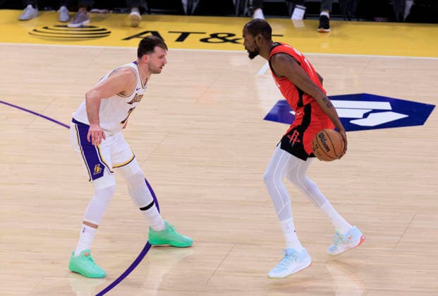 December 25, 2025, Los Angeles, California, USA: Luka Doncic 77 of the Los Angeles Lakers guards Kevin Durant 7 of the Houston Rockets during their regular season NBA, Basketball Herren, USA game on Thursday December 25, 2025 at Crypto.com Arena in Los Angeles, California. ARIANA RUIZ PI Los Angeles USA - ZUMAp124 20251225_zaa_p124_008 Copyright: xArianaxRuizx