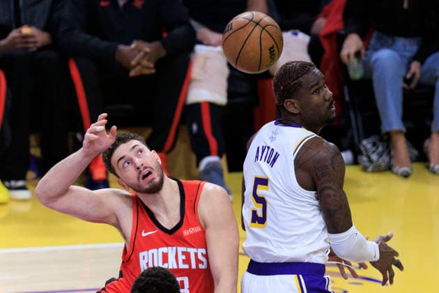 December 25, 2025, Los Angeles, California, USA: Deandre Ayton 5 of the Los Angeles Lakers and Alperen Sengun 28 of the Houston Rockets reach or the rebound during their regular season NBA, Basketball Herren, USA game on Thursday December 25, 2025 at Crypto.com Arena in Los Angeles, California. ARIANA RUIZ PI Los Angeles USA - ZUMAp124 20251225_zaa_p124_009 Copyright: xArianaxRuizx