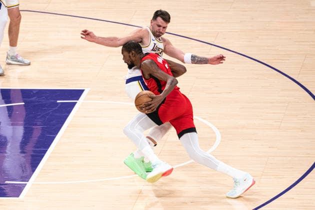Los Angeles Lakers v Houston Rockets - NBA, Basketball Herren, USA LOS ANGELES, UNITED STATES - DECEMBER 25: Kevin Durant (7) of the Houston Rockets drives the ball on Luka Doncic (77) of the Los Angeles Lakers during the NBA basketball game between LA Lakers and Houston Rockets at Crypto.com Arena in Los Angeles, United States on December 25, 2025. Jon Putman Anadolu Los Angeles United States. Editorial use only. Please get in touch for any other usage.  Copyright: x2025xAnadoluxJonxPutmanx