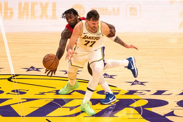 Los Angeles Lakers v Houston Rockets - NBA, Basketball Herren, USA LOS ANGELES, UNITED STATES - DECEMBER 25: Luka Doncic (77) of the Los Angeles Lakers seen stripped by Tari Eason (17) of the Houston Rockets during the NBA basketball game between LA Lakers and Houston Rockets at Crypto.com Arena in Los Angeles, United States on December 25, 2025. Jon Putman Anadolu Los Angeles United States. Editorial use only. Please get in touch for any other usage.  Copyright: x2025xAnadoluxJonxPutmanx