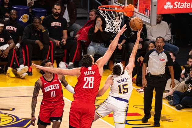 Los Angeles Lakers v Houston Rockets - NBA, Basketball Herren, USA LOS ANGELES, UNITED STATES - DECEMBER 25: Alperen Sengun (28) of the Houston Rockets attempts to block the ball from Austin Reeves (15) of the Los Angeles Lakers during the NBA basketball game between LA Lakers and Houston Rockets at Crypto.com Arena in Los Angeles, United States on December 25, 2025. Jon Putman Anadolu Los Angeles United States. Editorial use only. Please get in touch for any other usage.  Copyright: x2025xAnadoluxJonxPutmanx