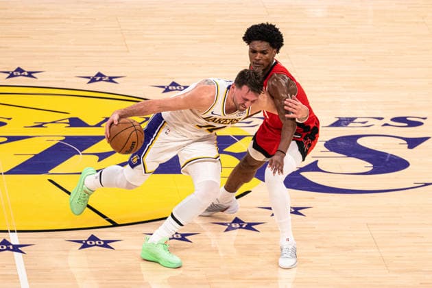 Los Angeles Lakers v Houston Rockets - NBA, Basketball Herren, USA LOS ANGELES, UNITED STATES - DECEMBER 25: Luka Doncic (77) of the Los Angeles Lakers guarded by Amen Thompson (1) of the Houston Rockets during the NBA basketball game between LA Lakers and Houston Rockets at Crypto.com Arena in Los Angeles, United States on December 25, 2025. Jon Putman Anadolu Los Angeles United States. Editorial use only. Please get in touch for any other usage.  Copyright: x2025xAnadoluxJonxPutmanx