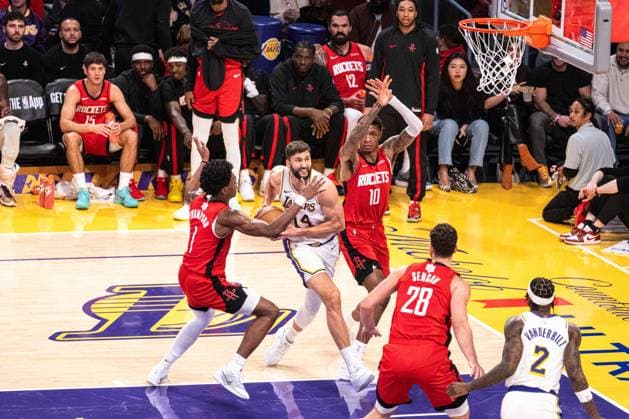 Los Angeles Lakers v Houston Rockets - NBA, Basketball Herren, USA LOS ANGELES, UNITED STATES - DECEMBER 25: Maxi Kleber (14) of the Los Angeles Lakers drives the ball of Houston Rockets defenders during the NBA basketball game between LA Lakers and Houston Rockets at Crypto.com Arena in Los Angeles, United States on December 25, 2025. Jon Putman Anadolu Los Angeles United States. Editorial use only. Please get in touch for any other usage.  Copyright: x2025xAnadoluxJonxPutmanx