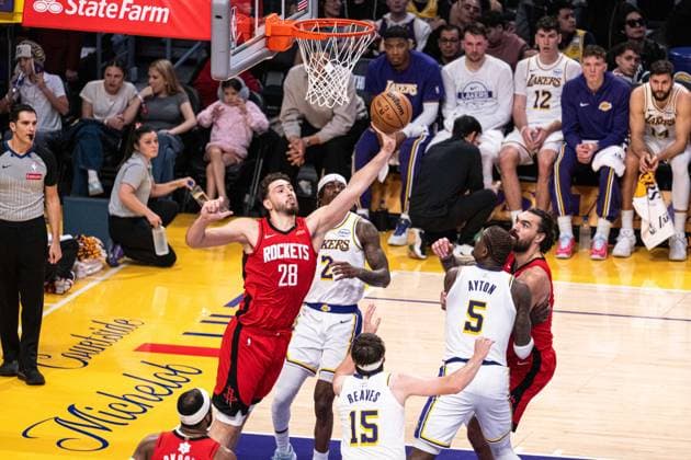 Los Angeles Lakers v Houston Rockets - NBA, Basketball Herren, USA LOS ANGELES, UNITED STATES - DECEMBER 25: Alperen Sengun (28) of the Houston Rockets attempts to tip a rebound to an open teammate during the NBA basketball game between LA Lakers and Houston Rockets at Crypto.com Arena in Los Angeles, United States on December 25, 2025. Jon Putman Anadolu Los Angeles United States. Editorial use only. Please get in touch for any other usage.  Copyright: x2025xAnadoluxJonxPutmanx