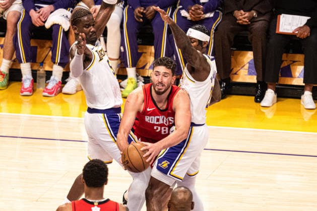 Los Angeles Lakers v Houston Rockets - NBA, Basketball Herren, USA LOS ANGELES, UNITED STATES - DECEMBER 25: Alperen Sengun (28) of the Houston Rockets attempts to drive the ball through Lakers defenders during the NBA basketball game between LA Lakers and Houston Rockets at Crypto.com Arena in Los Angeles, United States on December 25, 2025. Jon Putman Anadolu Los Angeles United States. Editorial use only. Please get in touch for any other usage.  Copyright: x2025xAnadoluxJonxPutmanx