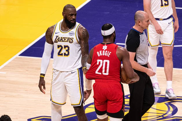 Los Angeles Lakers v Houston Rockets - NBA, Basketball Herren, USA LOS ANGELES, UNITED STATES - DECEMBER 25: Lebron James (23) of the Los Angeles Lakers pulls the jersey of Josh Okogie (20) of the Houston Rockets during the NBA basketball game between LA Lakers and Houston Rockets at Crypto.com Arena in Los Angeles, United States on December 25, 2025. Jon Putman Anadolu Los Angeles United States. Editorial use only. Please get in touch for any other usage.  Copyright: x2025xAnadoluxJonxPutmanx
