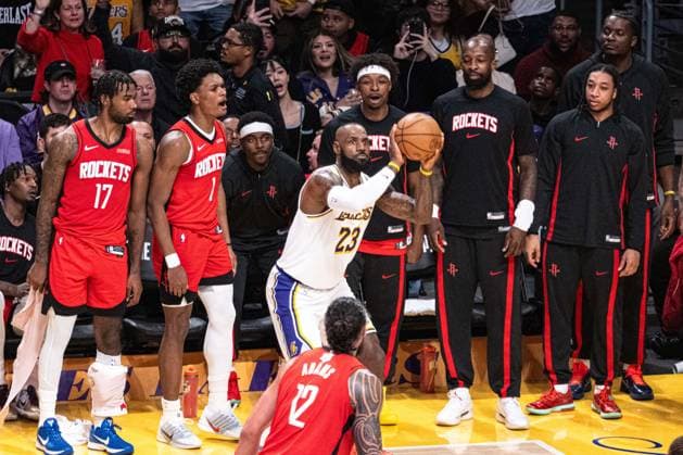 Los Angeles Lakers v Houston Rockets - NBA, Basketball Herren, USA LOS ANGELES, UNITED STATES - DECEMBER 25: Lebron James (23) of the Los Angeles Lakers attempts a three pointer with Houston Rockets bench players behind him during the NBA basketball game between LA Lakers and Houston Rockets at Crypto.com Arena in Los Angeles, United States on December 25, 2025. Jon Putman Anadolu Los Angeles United States. Editorial use only. Please get in touch for any other usage.  Copyright: x2025xAnadoluxJonxPutmanx