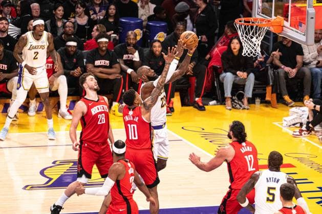 Los Angeles Lakers v Houston Rockets - NBA, Basketball Herren, USA LOS ANGELES, UNITED STATES - DECEMBER 25: Lebron James (23) of the Los Angeles Lakers attempts a free throw over Rockets defenders during the NBA basketball game between LA Lakers and Houston Rockets at Crypto.com Arena in Los Angeles, United States on December 25, 2025. Jon Putman Anadolu Los Angeles United States. Editorial use only. Please get in touch for any other usage.  Copyright: x2025xAnadoluxJonxPutmanx