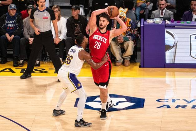 Los Angeles Lakers v Houston Rockets - NBA, Basketball Herren, USA LOS ANGELES, UNITED STATES - DECEMBER 25: Alperen Sengun (28) of the Houston Rockets guarded by Marcus Smart (36) of the Los Angeles Lakers during the NBA basketball game between LA Lakers and Houston Rockets at Crypto.com Arena in Los Angeles, United States on December 25, 2025. Jon Putman Anadolu Los Angeles United States. Editorial use only. Please get in touch for any other usage.  Copyright: x2025xAnadoluxJonxPutmanx