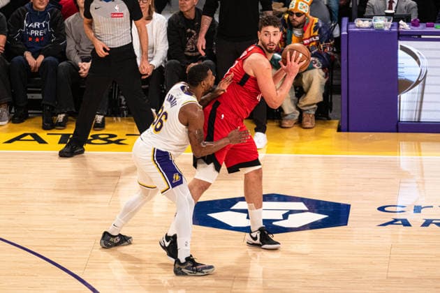 Los Angeles Lakers v Houston Rockets - NBA, Basketball Herren, USA LOS ANGELES, UNITED STATES - DECEMBER 25: Alperen Sengun (28) of the Houston Rockets guarded by Marcus Smart (36) of the Los Angeles Lakers during the NBA basketball game between LA Lakers and Houston Rockets at Crypto.com Arena in Los Angeles, United States on December 25, 2025. Jon Putman Anadolu Los Angeles United States. Editorial use only. Please get in touch for any other usage.  Copyright: x2025xAnadoluxJonxPutmanx