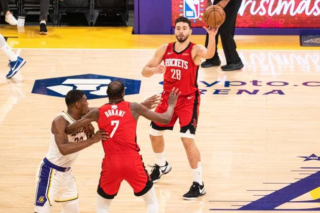 Los Angeles Lakers v Houston Rockets - NBA, Basketball Herren, USA LOS ANGELES, UNITED STATES - DECEMBER 25: Alperen Sengun (28) of the Houston Rockets passes the ball to teammate Kevin Durant (7) during the NBA basketball game between LA Lakers and Houston Rockets at Crypto.com Arena in Los Angeles, United States on December 25, 2025. Jon Putman Anadolu Los Angeles United States. Editorial use only. Please get in touch for any other usage.  Copyright: x2025xAnadoluxJonxPutmanx