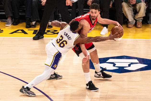 Los Angeles Lakers v Houston Rockets - NBA, Basketball Herren, USA LOS ANGELES, UNITED STATES - DECEMBER 25: Alperen Sengun (28) of the Houston Rockets guarded by Marcus Smart (36) of the Los Angeles Lakers during the NBA basketball game between LA Lakers and Houston Rockets at Crypto.com Arena in Los Angeles, United States on December 25, 2025. Jon Putman Anadolu Los Angeles United States. Editorial use only. Please get in touch for any other usage.  Copyright: x2025xAnadoluxJonxPutmanx