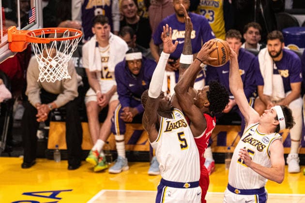Los Angeles Lakers v Houston Rockets - NBA, Basketball Herren, USA LOS ANGELES, UNITED STATES - DECEMBER 25: Amen Thompson (1) of the Houston Rockets blocked by Austin Reeves (15) of the Los Angeles Lakers during the NBA basketball game between LA Lakers and Houston Rockets at Crypto.com Arena in Los Angeles, United States on December 25, 2025. Jon Putman Anadolu Los Angeles United States. Editorial use only. Please get in touch for any other usage.  Copyright: x2025xAnadoluxJonxPutmanx