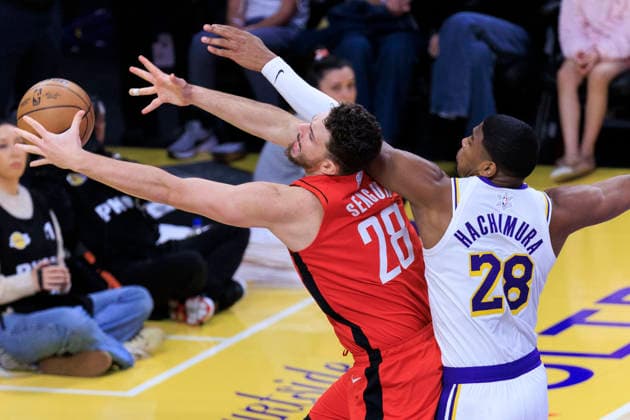 December 25, 2025, Los Angeles, California, USA: Rui Hachimura 28 of the Los Angeles Lakers and Alperen Sengun 28 of the Houston Rockets reach for the rebound during their regular season NBA, Basketball Herren, USA game on Thursday December 25, 2025 at Crypto.com Arena in Los Angeles, California. ARIANA RUIZ PI Los Angeles USA - ZUMAp124 20251225_zaa_p124_013 Copyright: xArianaxRuizx