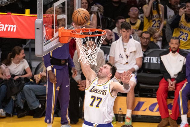 Los Angeles Lakers v Houston Rockets - NBA, Basketball Herren, USA LOS ANGELES, UNITED STATES - DECEMBER 25: Luka Doncic (77) of the Los Angeles Lakers in action during the NBA basketball game between LA Lakers and Houston Rockets at Crypto.com Arena in Los Angeles, United States on December 25, 2025. Jon Putman Anadolu Los Angeles United States. Editorial use only. Please get in touch for any other usage.  Copyright: x2025xAnadoluxJonxPutmanx