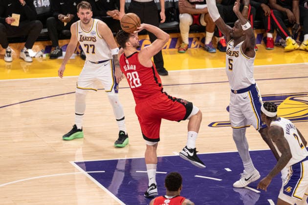 Los Angeles Lakers v Houston Rockets - NBA, Basketball Herren, USA LOS ANGELES, UNITED STATES - DECEMBER 25: ???????Alperen Sengun (28) of Houston Rockets attempts a jump shot over Deandre Ayton (5) of Los Angeles Lakers during the NBA basketball game between LA Lakers and Houston Rockets at Crypto.com Arena in Los Angeles, United States on December 25, 2025. Jon Putman Anadolu Los Angeles United States. Editorial use only. Please get in touch for any other usage.  Copyright: x2025xAnadoluxJonxPutmanx