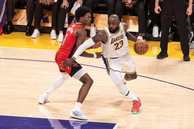 Los Angeles Lakers v Houston Rockets - NBA, Basketball Herren, USA LOS ANGELES, UNITED STATES - DECEMBER 25: ???????Lebron James (23) of the Los Angeles Lakers drives the ball past Amen Thompson (1) of the Houston Rockets during the NBA basketball game between LA Lakers and Houston Rockets at Crypto.com Arena in Los Angeles, United States on December 25, 2025. Jon Putman Anadolu Los Angeles United States. Editorial use only. Please get in touch for any other usage.  Copyright: x2025xAnadoluxJonxPutmanx