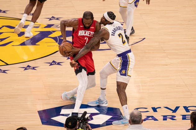 Los Angeles Lakers v Houston Rockets - NBA, Basketball Herren, USA LOS ANGELES, UNITED STATES - DECEMBER 25: Kevin Durant (7) of the Houston Rockets guarded by Jarred Vanderbilt (2) of the Los Angeles Lakers during the NBA basketball game between LA Lakers and Houston Rockets at Crypto.com Arena in Los Angeles, United States on December 25, 2025. Jon Putman Anadolu Los Angeles United States. Editorial use only. Please get in touch for any other usage.  Copyright: x2025xAnadoluxJonxPutmanx