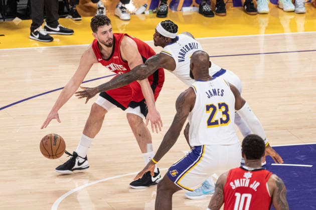 Los Angeles Lakers v Houston Rockets - NBA, Basketball Herren, USA LOS ANGELES, UNITED STATES - DECEMBER 25: Alperen Sengun (28) of the Houston Rockets guarded by Jarred Vanderbilt (2) of the Los Angeles Lakers during the NBA basketball game between LA Lakers and Houston Rockets at Crypto.com Arena in Los Angeles, United States on December 25, 2025. Jon Putman Anadolu Los Angeles United States. Editorial use only. Please get in touch for any other usage.  Copyright: x2025xAnadoluxJonxPutmanx