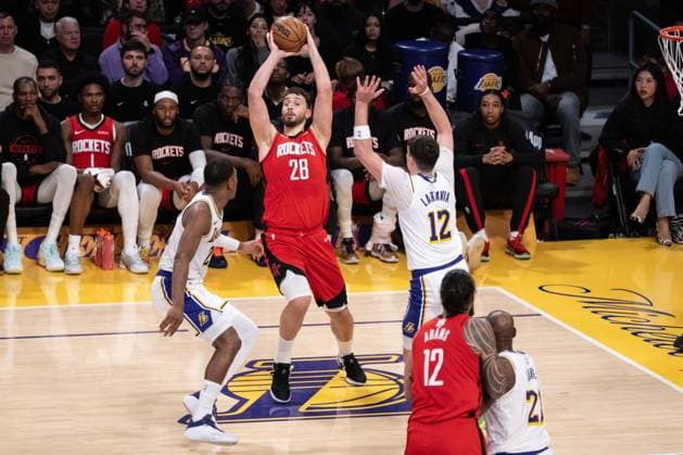 Los Angeles Lakers v Houston Rockets - NBA, Basketball Herren, USA LOS ANGELES, UNITED STATES - DECEMBER 25: ???????Alperen Sengun (28) of the Houston Rockets guarded by Los Angeles Lakers defenders during the NBA basketball game between LA Lakers and Houston Rockets at Crypto.com Arena in Los Angeles, United States on December 25, 2025. Jon Putman Anadolu Los Angeles United States. Editorial use only. Please get in touch for any other usage.  Copyright: x2025xAnadoluxJonxPutmanx