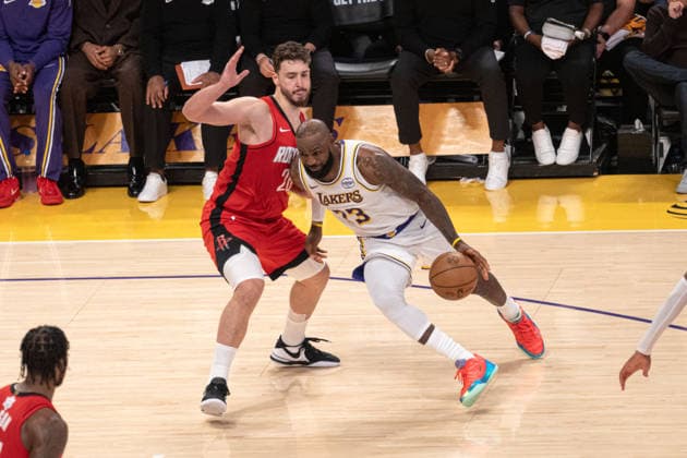 Los Angeles Lakers v Houston Rockets - NBA, Basketball Herren, USA LOS ANGELES, UNITED STATES - DECEMBER 25: ??????????????Lebron James (23) of the Los Angeles Lakers drives the ball past Alperen Sengun (28) of the Houston Rockets during the NBA basketball game between LA Lakers and Houston Rockets at Crypto.com Arena in Los Angeles, United States on December 25, 2025. Jon Putman Anadolu Los Angeles United States. Editorial use only. Please get in touch for any other usage.  Copyright: x2025xAnadoluxJonxPutmanx