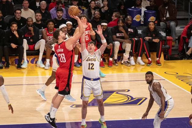 Los Angeles Lakers v Houston Rockets - NBA, Basketball Herren, USA LOS ANGELES, UNITED STATES - DECEMBER 25: Alperen Sengun (28) of the Houston Rockets attempts a jump shot over Jake LaRavia (12) of the Los Angeles Lakers during the NBA basketball game between LA Lakers and Houston Rockets at Crypto.com Arena in Los Angeles, United States on December 25, 2025. Jon Putman Anadolu Los Angeles United States. Editorial use only. Please get in touch for any other usage.  Copyright: x2025xAnadoluxJonxPutmanx
