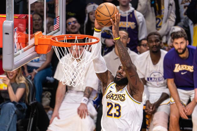 Los Angeles Lakers v Houston Rockets - NBA, Basketball Herren, USA LOS ANGELES, UNITED STATES - DECEMBER 25: ???????Lebron James (23) of the Los Angeles Lakers attempts a dunk over Rockets defenders during the NBA basketball game between LA Lakers and Houston Rockets at Crypto.com Arena in Los Angeles, United States on December 25, 2025. Jon Putman Anadolu Los Angeles United States. Editorial use only. Please get in touch for any other usage.  Copyright: x2025xAnadoluxJonxPutmanx