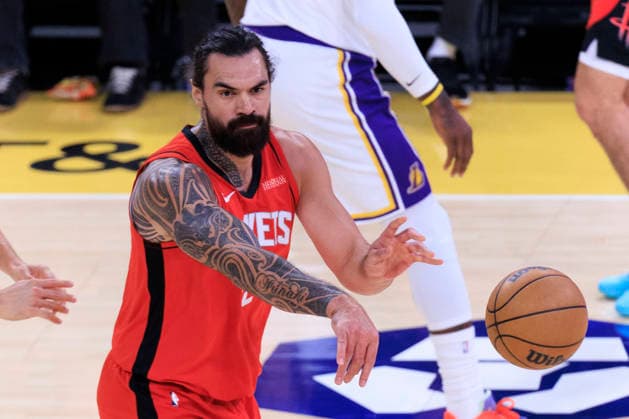 December 25, 2025, Los Angeles, California, USA: Steven Adams 12 of the Houston Rockets passes the ball during their regular season NBA, Basketball Herren, USA game against against the Los Angeles Lakers on Thursday December 25, 2025 at Crypto.com Arena in Los Angeles, California. Lakers lose to Rockets, 96-119. ARIANA RUIZ PI Los Angeles USA - ZUMAp124 20251225_zaa_p124_014 Copyright: xArianaxRuizx