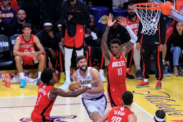 December 25, 2025, Los Angeles, California, USA: Maxi Kleber 14 of the Los Angeles Lakers drives as Amen Thompson 1 and Jabari Smith 10 of the Houston Rockets defend the basket during their regular season NBA, Basketball Herren, USA game on Thursday December 25, 2025 at Crypto.com Arena in Los Angeles, California. Lakers lose to Rockets, 96-119.ARIANA RUIZ PI Los Angeles USA - ZUMAp124 20251225_zaa_p124_017 Copyright: xArianaxRuizx